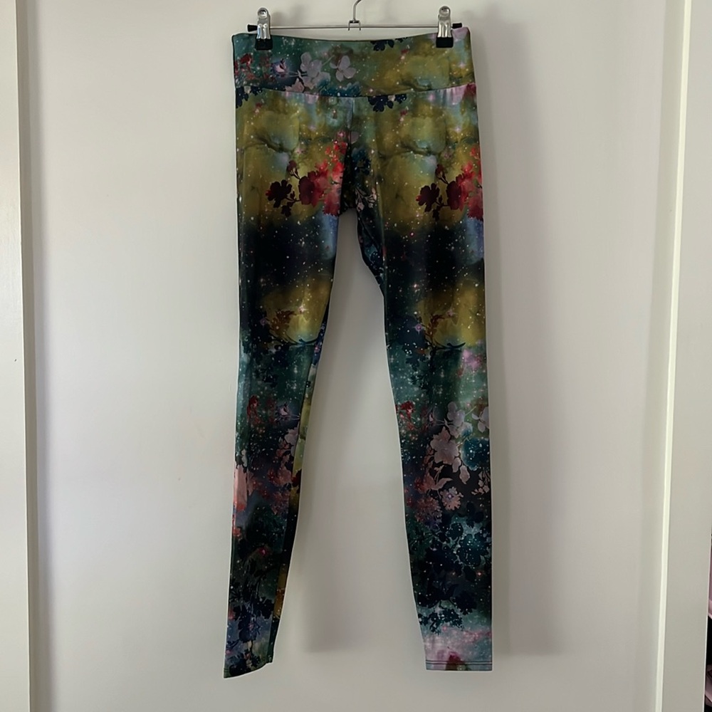 Onzie yoga leggings galaxy print / size small / medium